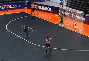 ‘BOMBA’ GA POGODILA PRAVO U GLAVU: Igrač iz sve snage opalio po lopti, a golman od siline udarca završio u sopstvenoj mreži! (VIDEO)