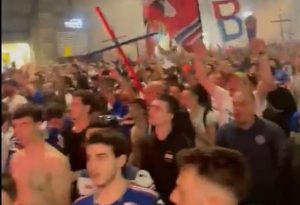 JEZIVE SCENE U ITALIJI: Navijači ispratili uz sanduk i krst najvećeg rivala u niži rang (VIDEO)