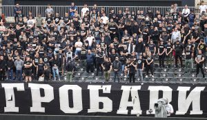 ‘NEK VAM LEGENDINE REČI UĐU POD KOŽU’: Grobari se na dirljiv način oprostili od Ivice Osima, pa igračima i upravi poslali brutalnu poruku! (FOTO)