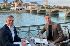 ZAJEDNO NA RUČKU: Piksi nastavlja da obilazi igrače širom Evrope – sada je na red došao i Strahinja Pavlović! (FOTO)