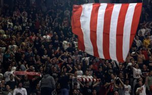 ‘HOTSPORT’ NA ULICAMA BEOGRADA: ‘Crveni’ se prestonica Srbije, navijači Olimpijakosa napravili šou u Knez Mihailovoj! (VIDEO)