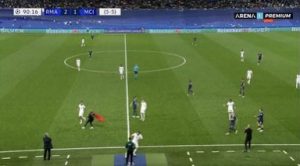 SKANDAL U MADRIDU: Prekinuto polufinale LŠ, muškarac sa zastavom Albanije uleteo na teren! (FOTO)