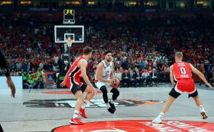 FINIŠ ZA PAMĆENJE U BEOGRADU: Pune tribine nedovoljne za uspeh Olimpijakosa, Micić trojkom odveo Efes u veliko finale! (FOTO) (VIDEO)