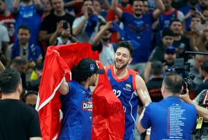 MICIĆ I DRUGARI POČELI DA PRAVE FEŠTU: Konferencija za pamćenje i početak proslave! (VIDEO)