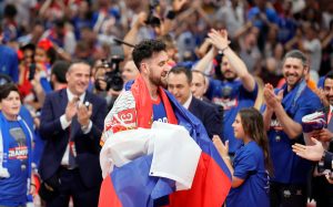 ‘ĐURĐEVDAN’ GRMEO U SVLAČIONICI EFESA: Evo kako je Vasa slavio titulu uz trubače (VIDEO)