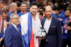 MICIĆ PONOVO ZAPEVAO: ‘Prvi poljubac davno zaboravljen!’ (VIDEO)