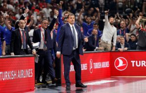 ITUDIS ‘POTERAO’ ATAMANA SA UTAKMICE: Scena kakva se retko viđa obišla košarkašku javnost! (VIDEO)