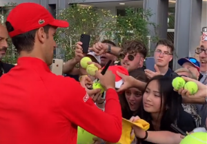 NIJE LAKO BITI NOVAK ĐOKOVIĆ: Navijači opkolili srpskog asa, Nole nije znao gde je levo a gde desno! (VIDEO)