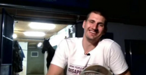 DŽOKER DAO INTERVJU AMERIKANCIMA, RASPAMETIO IH ŠALAMA: Meloun i Jokić u kafanu stigli u majicama sa snažnom porukom! (FOTO) (VIDEO)