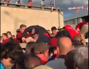 ENGLEZI POKUŠAVAJU I BEZ ULAZNICA: Navijači Liverpula prave ozbiljne probleme domaćinu, poznat novi termin odigravanja! (VIDEO)