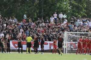 ŠOKANTNA IZJAVA TRENERA PROLETERA: ‘Rekao sam sudiji da me je navijač pogodio kamenicom, on mi je samo rekao jbg!’ (VIDEO)