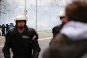 ‘SREĆAN JE ONAJ KO UGRABI PREVOZ HELIKOPTEROM’: Saobraćaj je zaustavljen, ljudi ne smeju peške preko Autokomande! (FOTO)  (VIDEO)