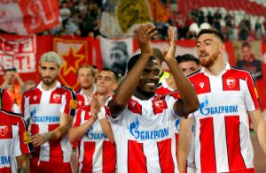 PAVKOV NAPRAVIO ŠOU NAKON MEČA: Golgeter Zvezde u ulozi fotografa, Stanković pozirao! (VIDEO)