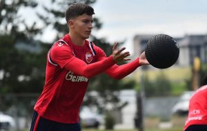 NE MOŽE DA SAKRIJE ODUŠEVLJENJE: Talentovani štoper na prvim pripremama sa Crvenom zvezdom, upravo od Stankovića dobija najvrednije savete!
