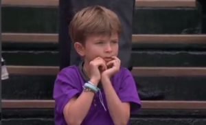 GRICKA NOKTE, HVATA SE ZA GLAVU: Novakov sin je hit na Vimbldonu, svi bruje samo o malom Stefanu! (VIDEO)