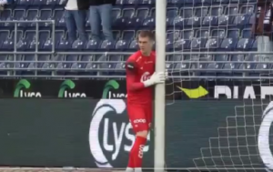 PA OVO NEMA NIGDE: Mladi golman u ‘prevari veka’ – smanjivao gol pre svakog meča a sada je protiv njega pokrenuta istraga! (VIDEO)