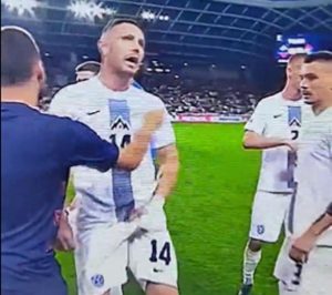 NESPORTSKI GEST KURTIĆA: Slovenac pokazivao polni organ srpskim navijačima, saigrači ga smirivali! (VIDEO)