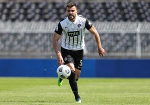 VUJAČIĆ PREDSTAVLJEN U NOVOM KLUBU: Bivši fudbaler Partizana stigao u prostorije svog tima! (VIDEO)