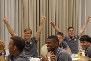 OVO JE VEĆ POSTALA TRADICIJA: Novi fudbaleri Partizana pustili glas, pogledajte kome najbolje a kome najgore ide pevanje! (VIDEO)