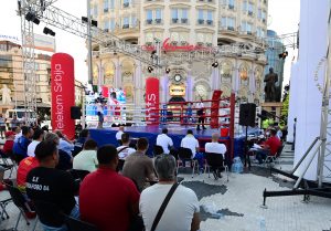 POKLON OD SRBIJE: Bokserska arena, nova atrakcija na Trgu Makedonija! (FOTO)