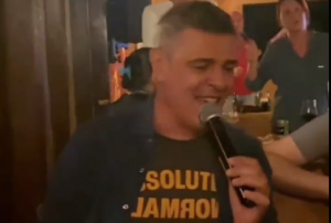 PONOVO JE PUSTIO GLAS: Savo Milošević odneo šou u kafani, zapevao je ovu poznatu pesmu i bacio goste u trans! (FOTO)