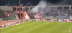 HAOS U GRČKOJ: Domaći navijači priredili paklen doček pristalicama tzv. Kosova – baklje, povici i zahtev za prekid (VIDEO)