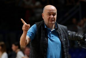 (FOTO UBOD) NJEGOVA POJAVA JE DOVOLJNA DA SVI PADNU U TRANS: Dule došao da pruži svom klubu podršku – Grobari oduševljeni! (VIDEO)