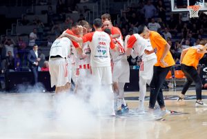 HAOS, ZVEZDINI IGRAČI DOČEKANI ‘KIŠOM’ RAZNIH PREDMETA I TOPOVSKIH UDARA: Novinari bežali od terena! (FOTO) (VIDEO)