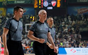 NA OVOM SNIMKU SE SVE VIDI: Nema više nagađanja, evo od koga je Boltauzer sinoć dobio udarac prilikom izlaska iz hale! (VIDEO)