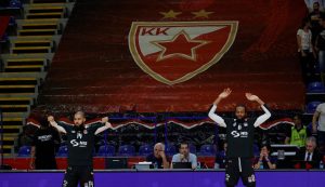 FOTO UBOD: Proslavljeni srpski reprezentativac sa porodicom bodri crveno-bele iz prvih redova! (FOTO)