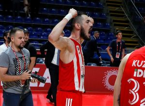 INCIDENT NAKON DERBIJA: Kalinić odmah otrčao ka klupi Partizana, crno-beli hteli da se obračunaju /VIDEO/