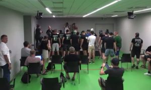 PONOVO HAOS U LJUBLJANI: Navijači Olimpije izbacili novog trenera sa konferencije za medije – žele Prosinečkog nazad! (VIDEO)