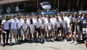 GROBARI POZDRAVILI MILJENIKE: Velika podrška za crno-bele, fudbaleri se družili sa navijačima! (FOTO) (VIDEO)