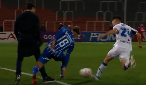 TRENER SAPLEO PROTIVNIČKOG IGRAČA I DOBIO CRVENI KARTON: Nadao se da će sve proći neopaženo! (VIDEO)