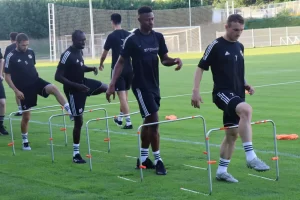 BADAMOSI ODRADIO PRVI TRENING NA BRDU: Sjajna atmosfera u redovima u Čukaričkog, napadač morao da ispoštuje običaje! (FOTO) (VIDEO)