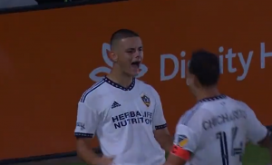 JOVELJIĆ PONOVO STRELAC ZA GALAKSI: Sve je obeležio fantastičnom proslavom sa Ćićaritom! (VIDEO)