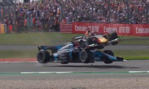 UDES KOJI LEDI KRV U ŽILAMA: Malo je falilo da mu bolid padne na glavu – oreol sprečio tragediju i sačuvao život vozaču! (VIDEO)