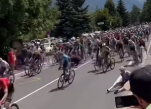 PAS UTRČAO MEĐU BICIKLISTE NA TUR DE FRANSU: Ima povređenih – jedan vozač se skoro ničega ne seća! (VIDEO)
