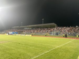 DELIJE UPUTILE OŠTRE PROZIVKE VEČITOM RIVALU: Sjajno navijanje u gostima, crveno-beli imaju punu podršku u pohodu na novu pobedu! (VIDEO)