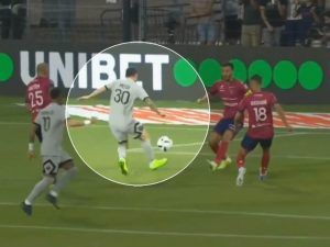 LUDA MESIJEVA ASISTENCIJA ZBOG KOJE MREŽE GORE: Navijači u dilemi da li je fudbalski majstor ili je samo trapavo šutnuo – snimak sve govori (VIDEO)