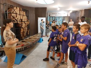 MEĐUNARODNI DAN OSOBA AFRIČKOG POREKLA OBELEŽEN U GRAFIČARU: Falu Fol sa decom iz školice fudbala obišao Muzej afričke umetnosti i upoznao ih sa lepotama Senegala! (FOTO)