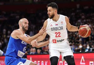 SJAJNO POLUVREME SRBIJE: Brine povreda Micića – Jokić ‘prosipa’ magiju po krcatoj Štark Areni! (FOTO)