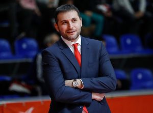 FUDBALERI ZVEZDE IMAJU POSEBNU PODRŠKU: Novi trener košarkaškog tima bodri crveno-bele sa tribina! (FOTO)