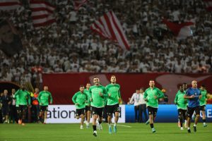 FUDBALERI MAKABIJA ŠOKIRANI ATMOSFEROM: Nikad nisu imali vreliji doček – Marakana gori! (FOTO) (VIDEO)