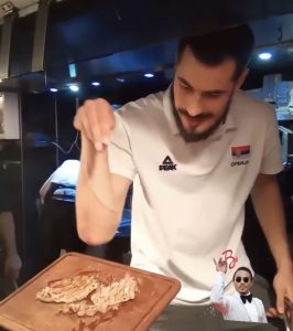 KAD DOMINIRAŠ U KOŠARCI, PA SE OPROBAŠ KAO KUVAR: Srpski košarkaši uživaju nakon pobede, Kalinić pokazao kulinarske sposobnosti! (VIDEO)
