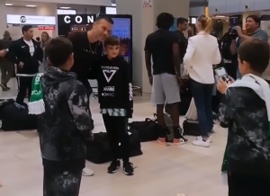 MLADI IZRAELCI SRELI NATHA NA AERODROMU: Dobro su raspoloženi nakon pobede nad Zvezdom! (VIDEO)