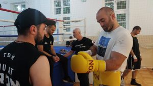 ‘GVOZDENI’ RUS BRUSI FORMU NA ZLATIBORU: Nokauter poziva ‘srpsku braću’ na spektakl! (FOTO)