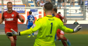 GOLČINA ZA PAMĆENJE: Golman postigao pogodak sa 70 metara iz ‘slobodnjaka’! (VIDEO)