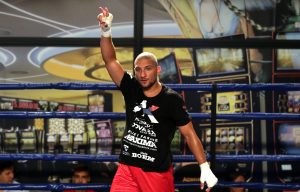 POGLEDAJTE KAKO SIN BODRI OCA: Naš poznati bokser ima svog najvatrenijeg navijača! (VIDEO)