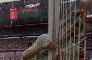 SCENE IZ LIVERPULA SE PONAVLJAJU: Navijač se vezao za stativu na ‘Alijanc Areni’, nastala velika drama!’ (VIDEO)